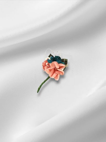 Бутоньерка с цветами на булавке, голубая с розовым