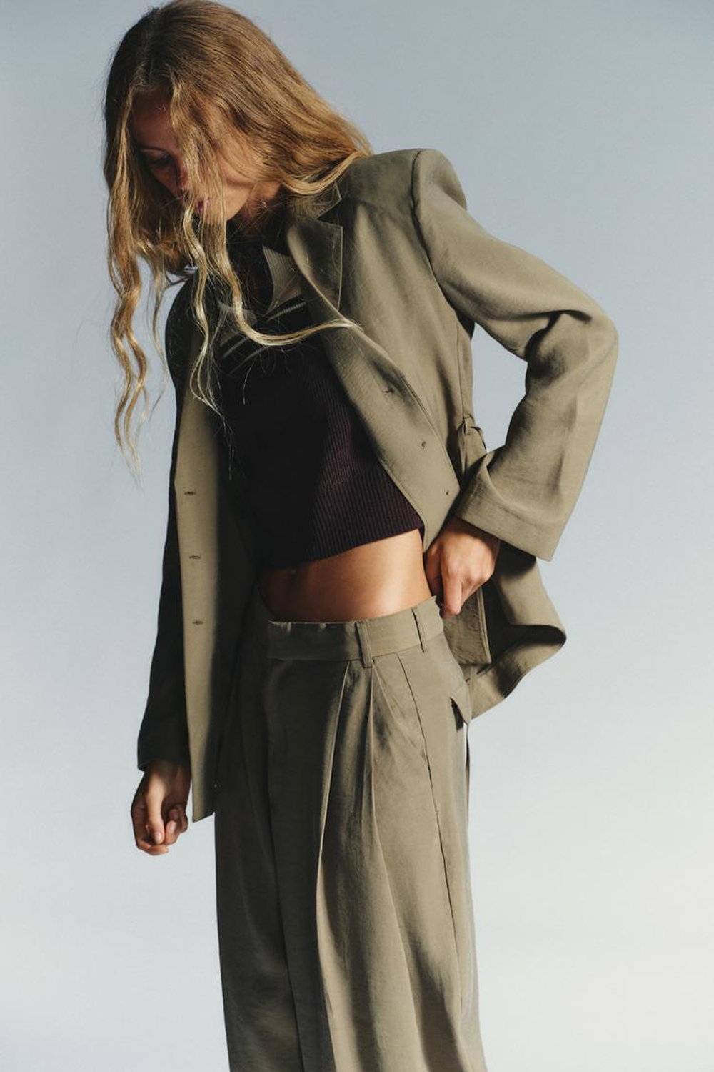 ZARA БЛЕЙЗЕР С ПОДПЛЕЧНИКАМИ И ТОНКИМ ПОЯСОМ, ТЕМНЫЙ ХАКИ