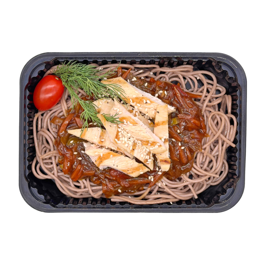 Гречневая лапша по-азиатски с курицей на гриле