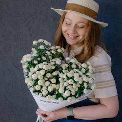 159. Воздушный стойкий моно-букет с хризантемой сантини