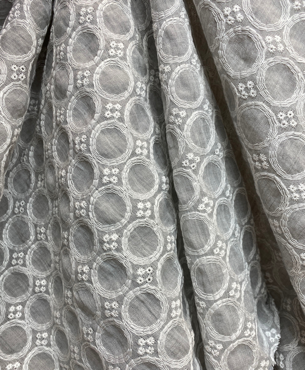 Ткань Батист натуральный хлопок 100%с вышивкой (Италия) ш-140см цена за 1м