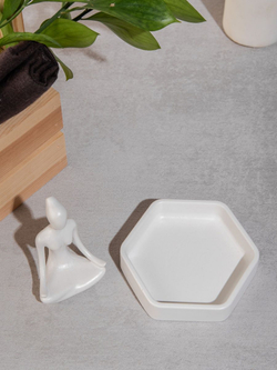 Статуэтка Йогиня на подставке шестиугольник