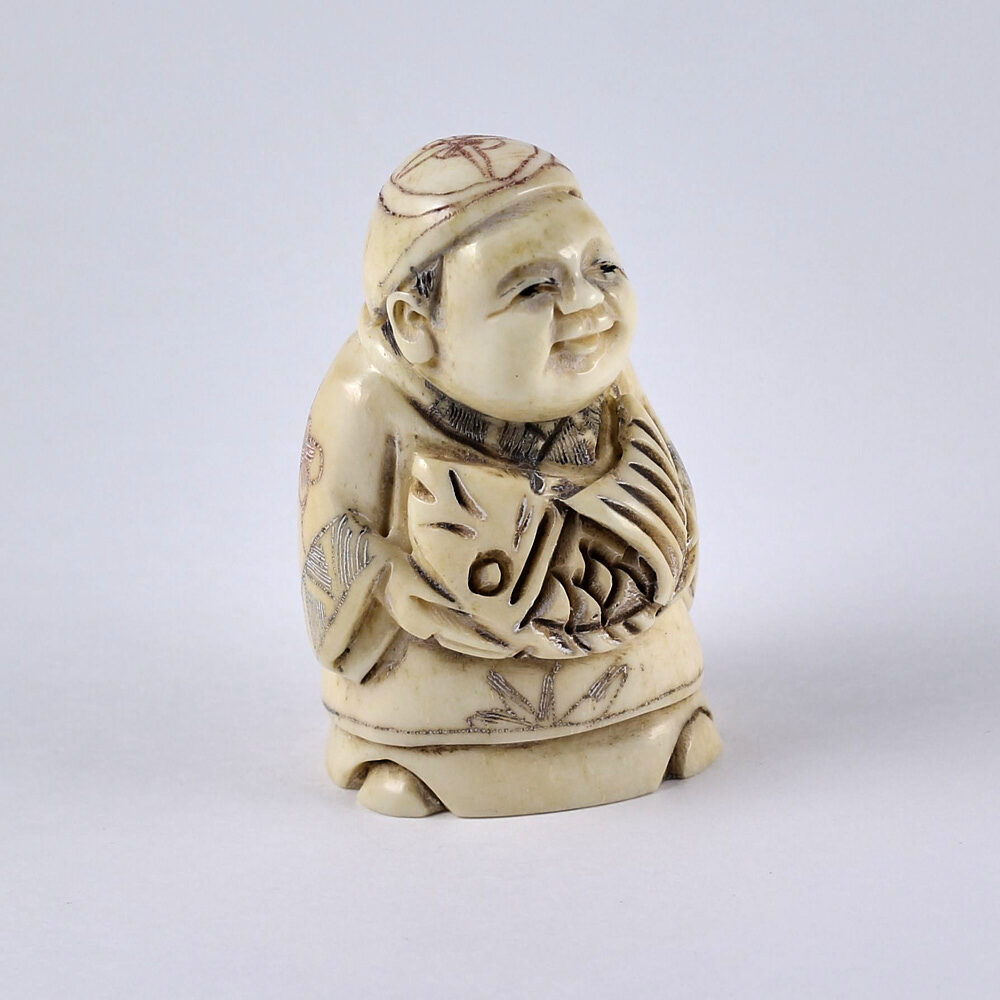 Нэцкэ Эбису с огромной рыбиной