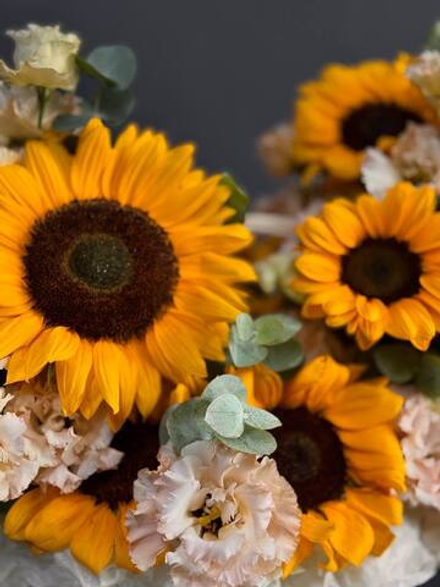 Корзина с подсолнухами и эустомой