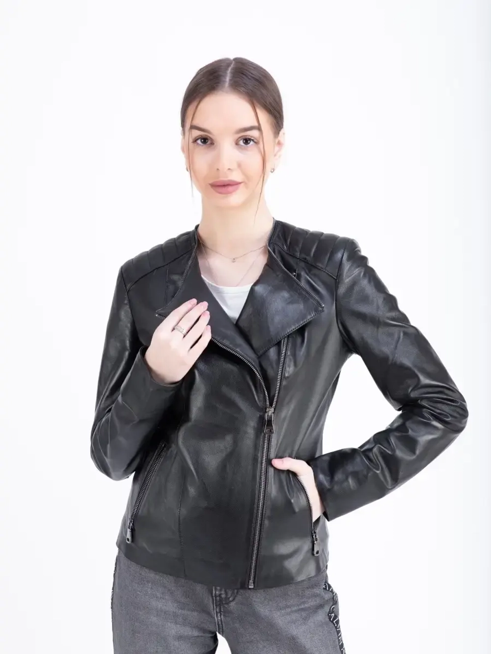 Куртка женская из натуральной кожи с капюшоном трансформер