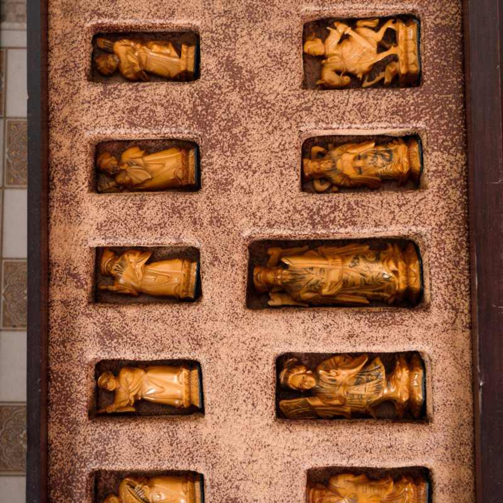 Шахматный стол с комплектом шахмат из слоновой кости