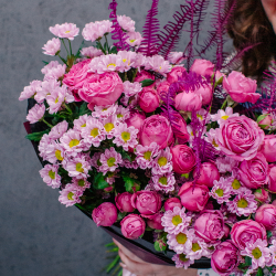 73. Нежный поэтичный дуо-букет с кустовыми розами и сантини