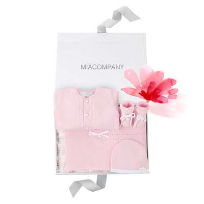 Подарочный набор на выписку из хлопка: плед с кружевом, комбинезон с косами, шапочка и пинетки (Розовый)