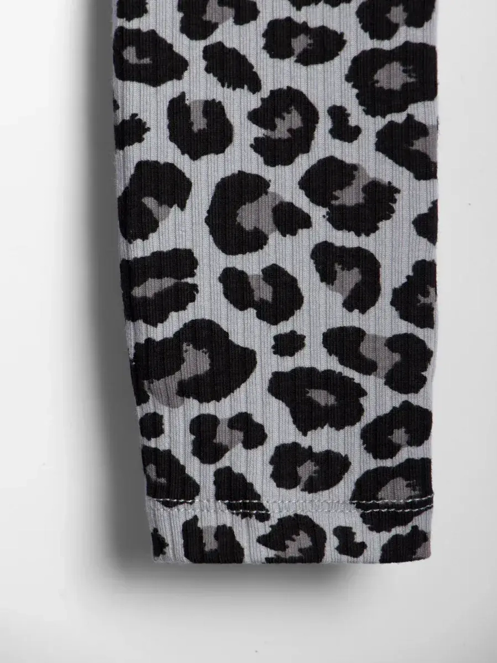 Костюм для девочки осенний футболка и леггинсы