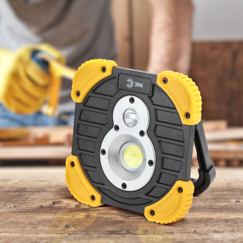 Светодиодный фонарь ЭРА PA-801 прожекторный аккумуляторный IPX6 powerbank с диммером