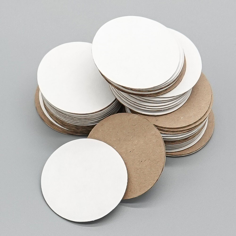 Картонный задник 44 мм. Кофро-картон. Двухсторонний: белая сторона, коричневая сторона.