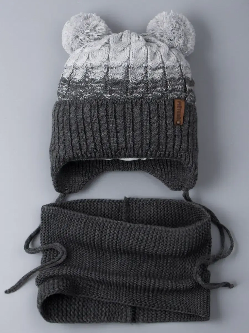 Шапка вязаная для мальчика на завязках и снуд