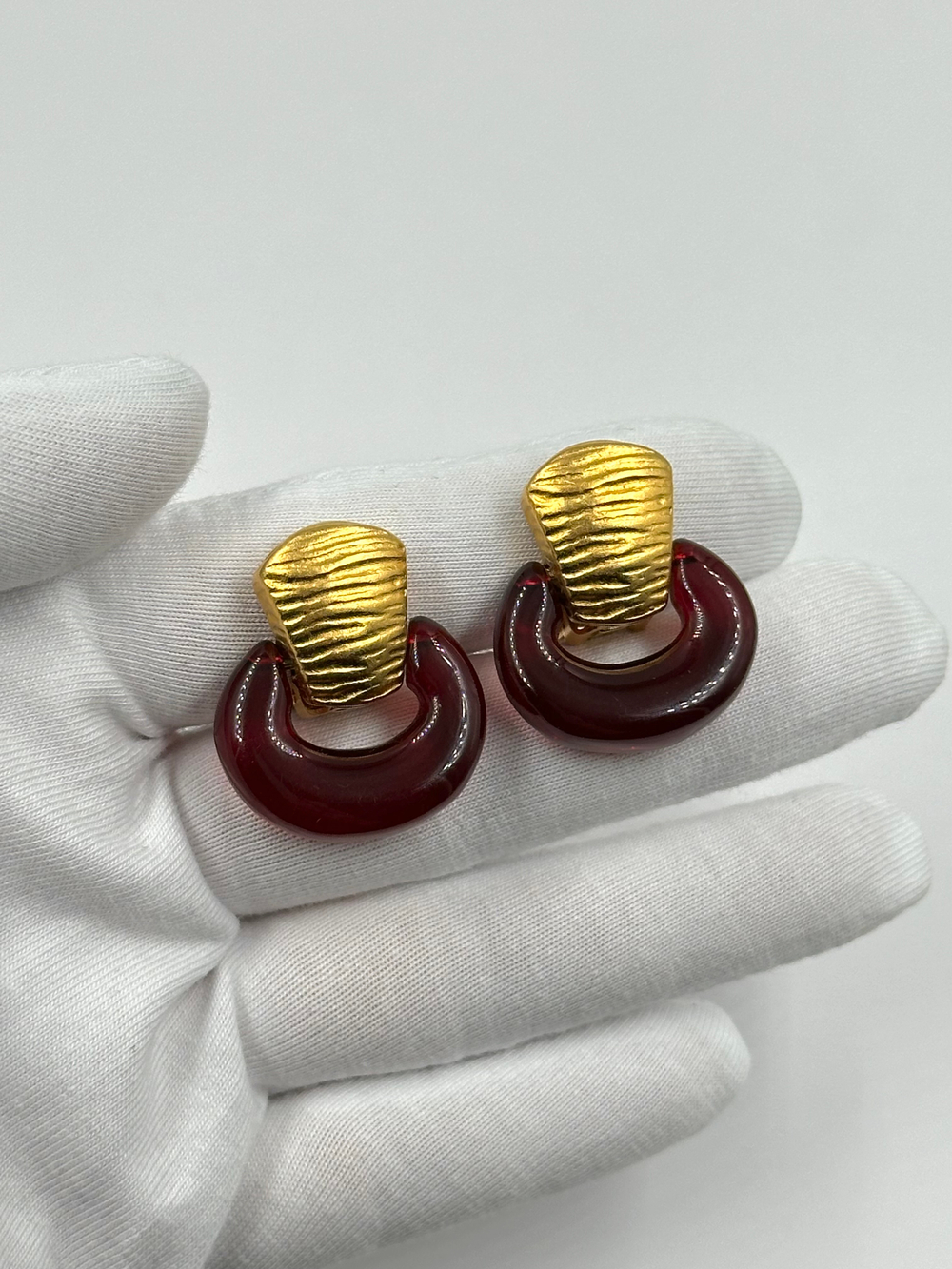 Клипсы с бордовым пластиком Givenchy