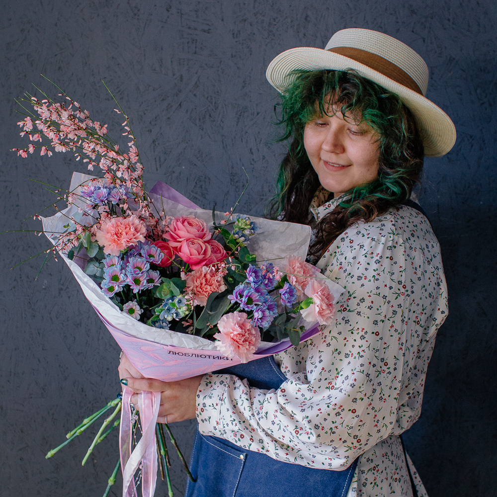 147. Нежный букет с розовыми пионовидными розами