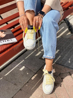 Белые кроссовки Chanel с лимоновыми шнурками Шанель люкс класса