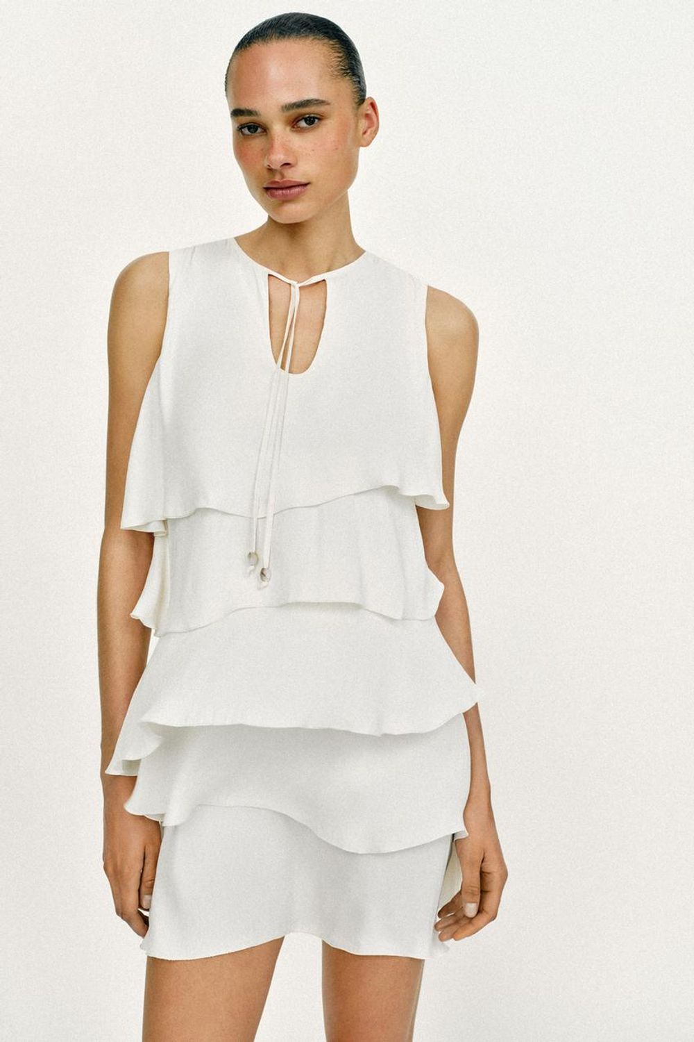 ZARA КОРОТКОЕ ПЛАТЬЕ С ВОЛАНАМИ, ЭКРЮ