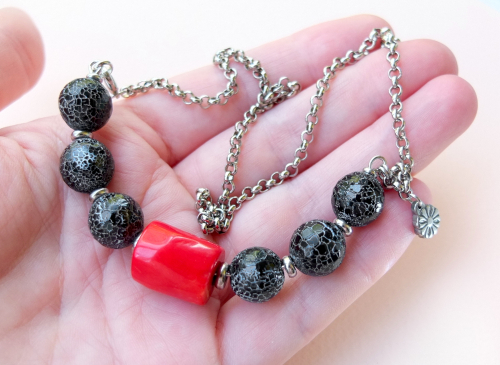 Колье с красным кораллом и чёрным агатом