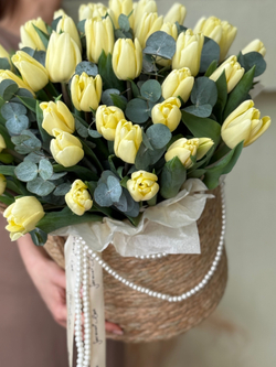 Нежные кремовые тюльпаны и эвкалипт в элегантной корзине от Флора Маркет