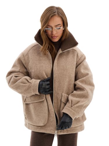 Бежевая куртка с накладными карманами