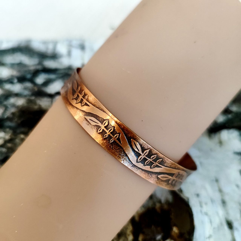 Медный браслет, пластинчатый. Длина 17 см.