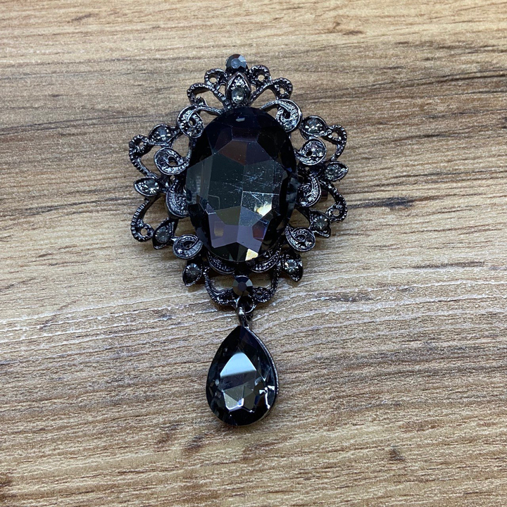 Брошь Droplet цветы вензеля овал кристалл серый стразы серые подвеска капля металл графитовый