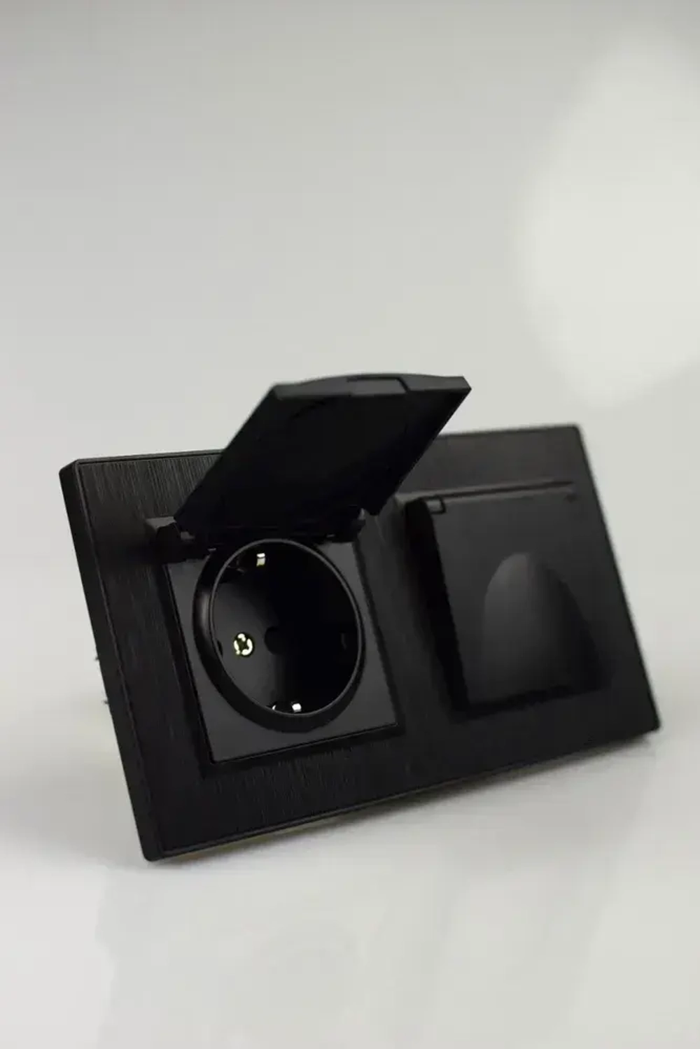 Розетка двойная с крышкой черная