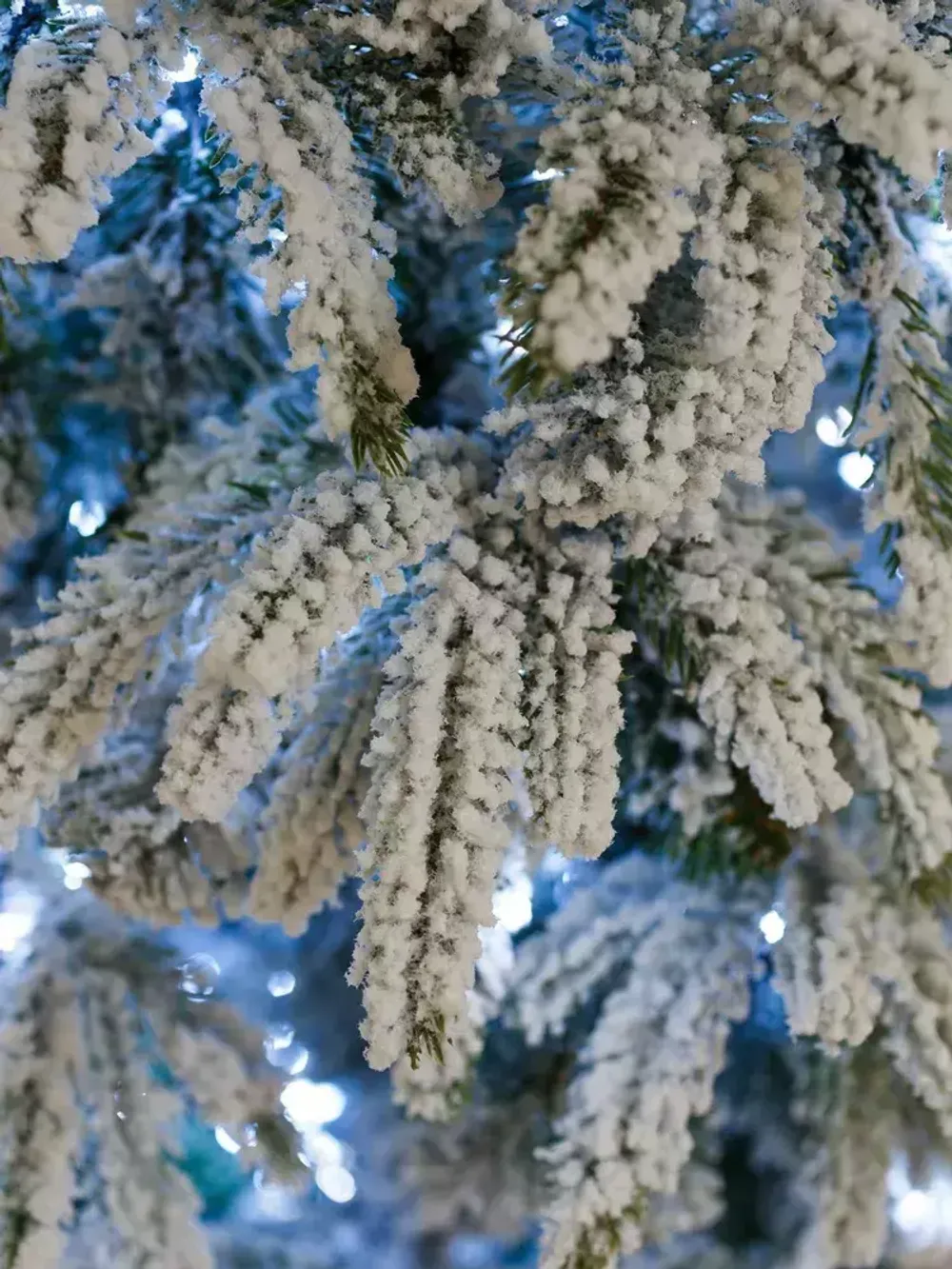 Заснеженная елка с гирляндой «Форесто» холодный свет (Литая+пвх) 150 см / 1,5 м