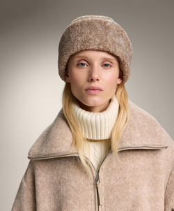 Oysho Шапка из искусственной овчины, бежевый меланж
