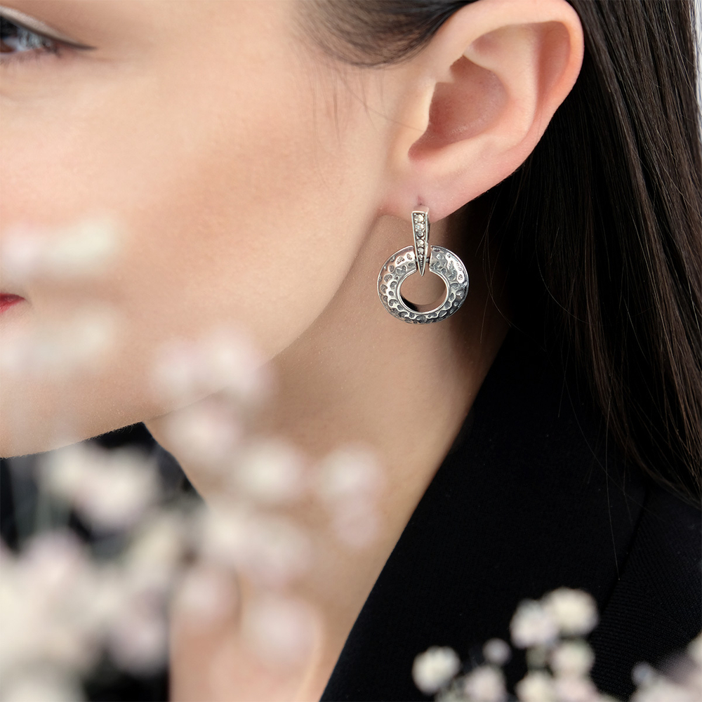 "Ортан" серьги в серебряном покрытии из коллекции "Дикие кошки" от Jenavi  с английским замком