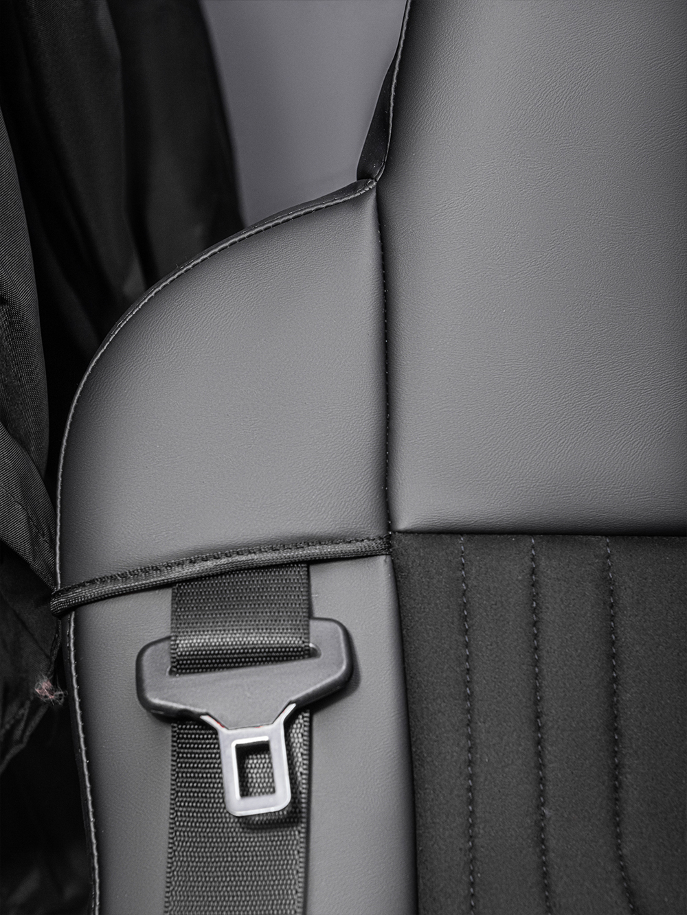 Чехлы Люкс КамАз 5490 K4 с 2014 года (экокожа, черный, черная вставка)