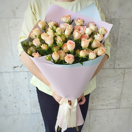 Букет из 7 кремовых кустовых роз