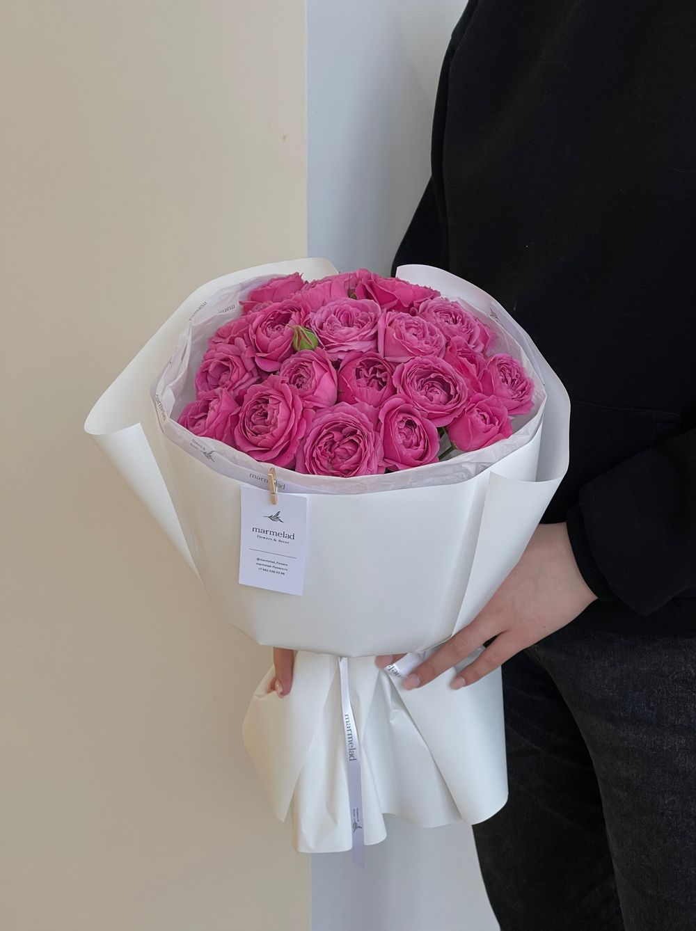 Моно букет из яркой кустовой розы