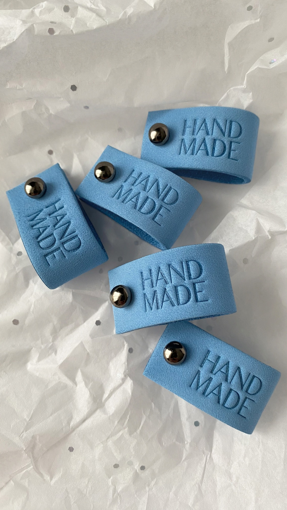 НОВИНКА Кожаные бирки с тиснением на кнопке "Hand Made"