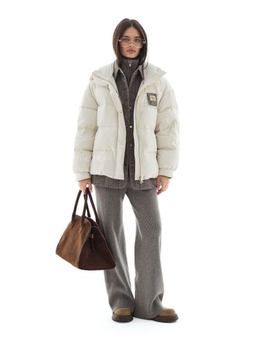 Бежевый пуховик с комбинированной рубашкой