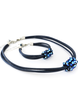 4719 Coeur de Lion колье и браслет с кристаллами Сваровски и мягкой кожи наппа в 4 сложения сине-сапфирового цвета.