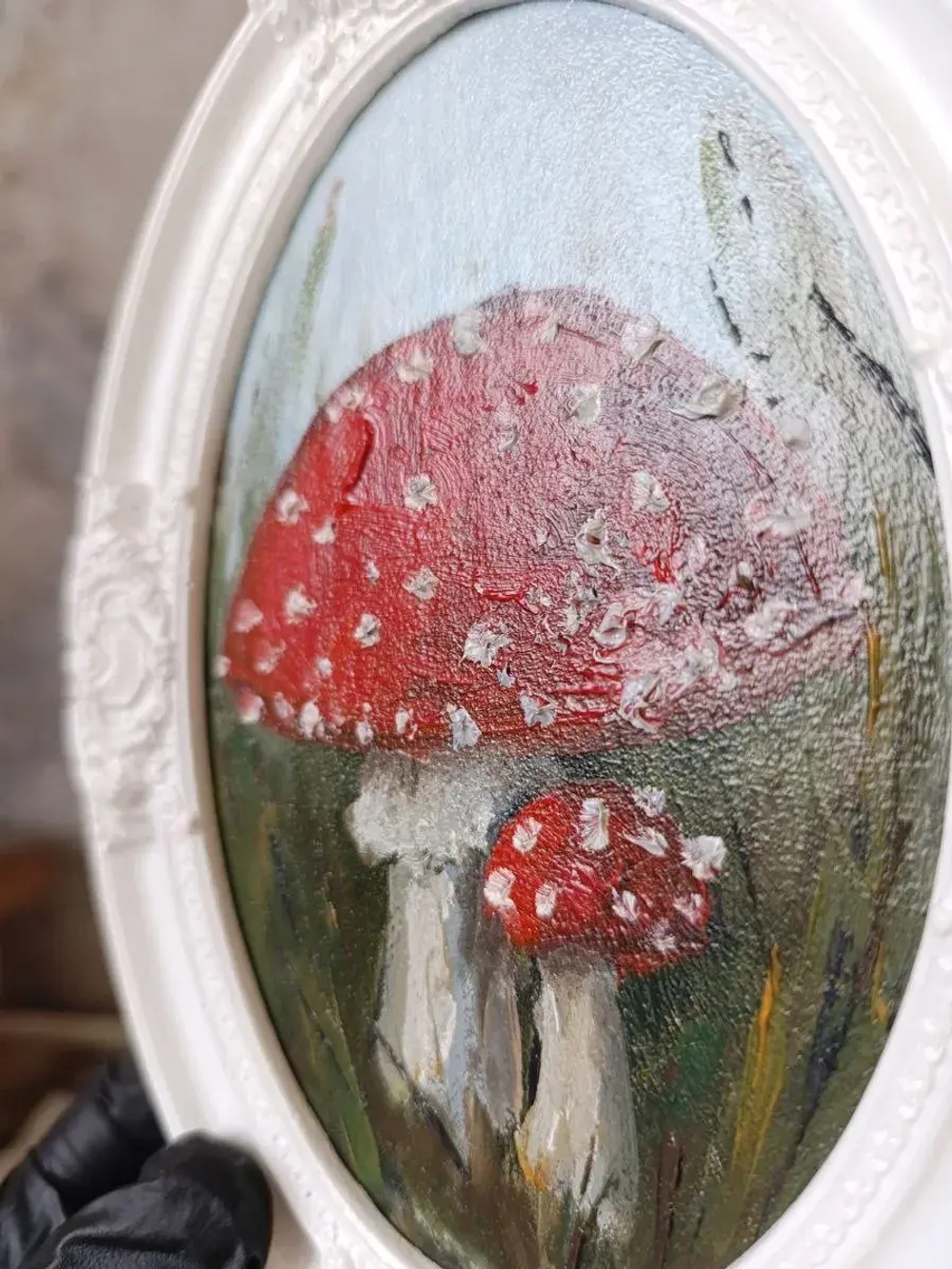 Картина в овальной рамке