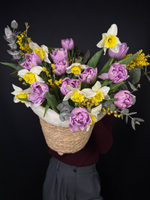 Весенняя композиция с тюльпанами