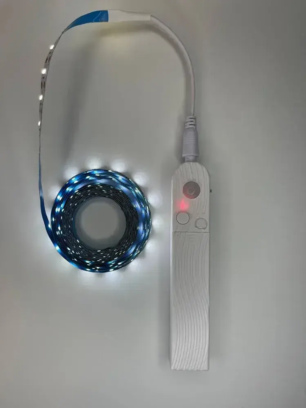 Светодиодная лента с датчиком движения на батарейках 3 метра холодный белый свет