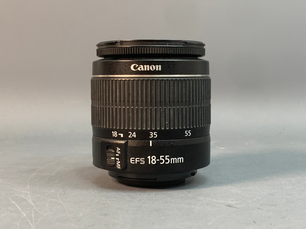 Canon 2000D Kit 18-55mm 3.5-5.6 III 5.500 кадров