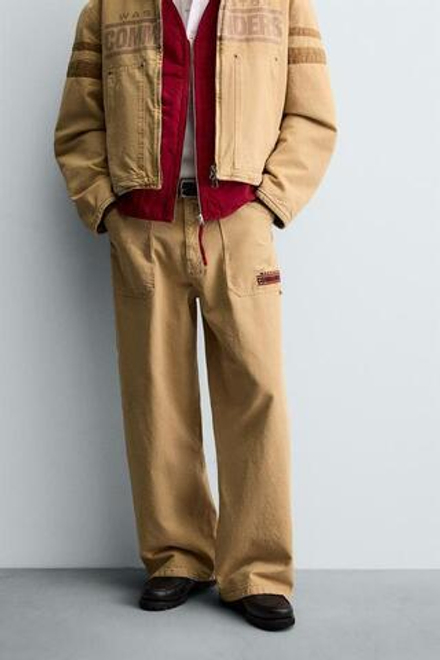 ZARA МЕШКОВАТЫЕ БРЮКИ С ВЫШИТОЙ НАШИВКОЙ NFL WASHINGTON COMMANDERS, РЫЖЕВАТО-КОРИЧНЕВЫЙ