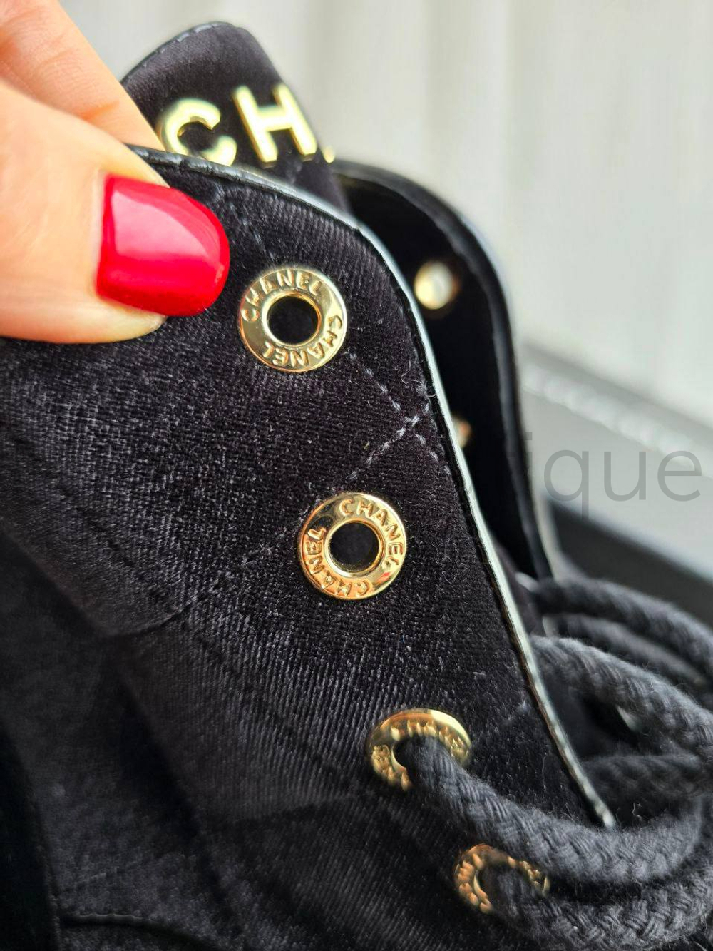 Женские ботинки Chanel из замши в черном цвете с эмблемой на носке
