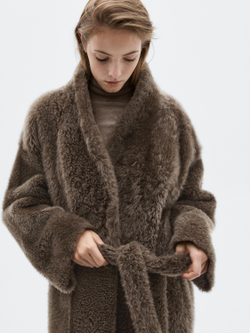 Massimo Dutti Длинная шуба из мутона с поясом - Limited Edition, коричневый