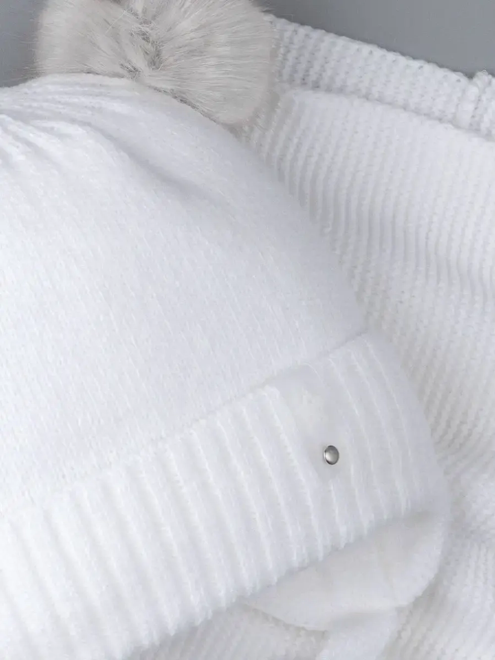 Шапка детская зимняя вязаная и снуд