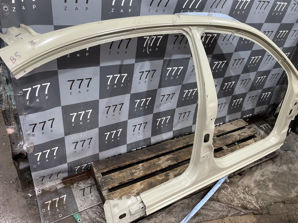 Боковина правая Skoda Superb 1, Passat B5  Новая Оригинал