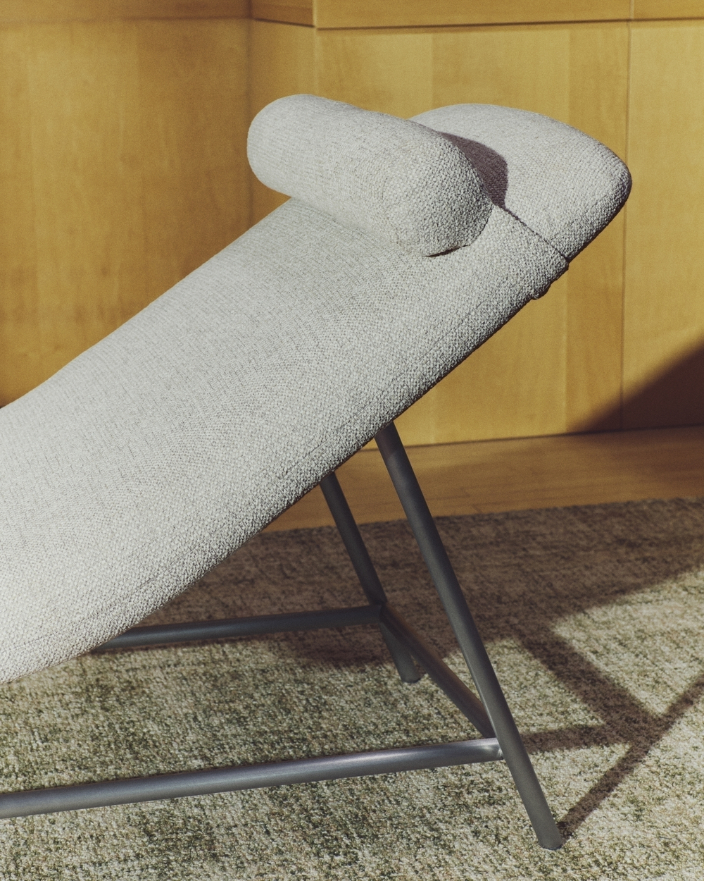 Кушетка Osla из бежевого шенилла с ножками из стали