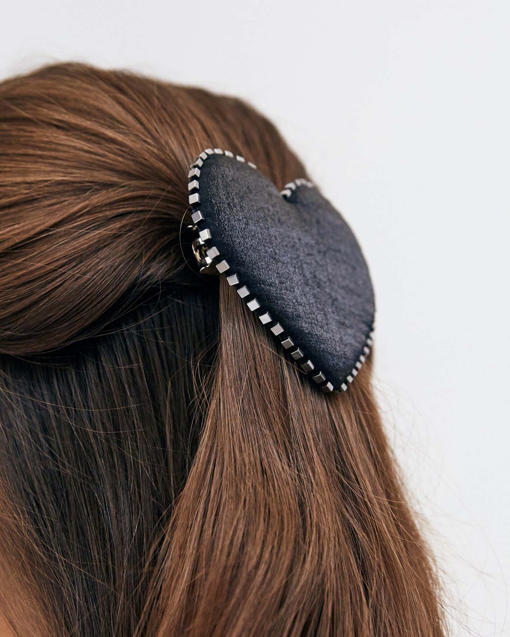 Заколка-сердце с серебристой отстрочкой