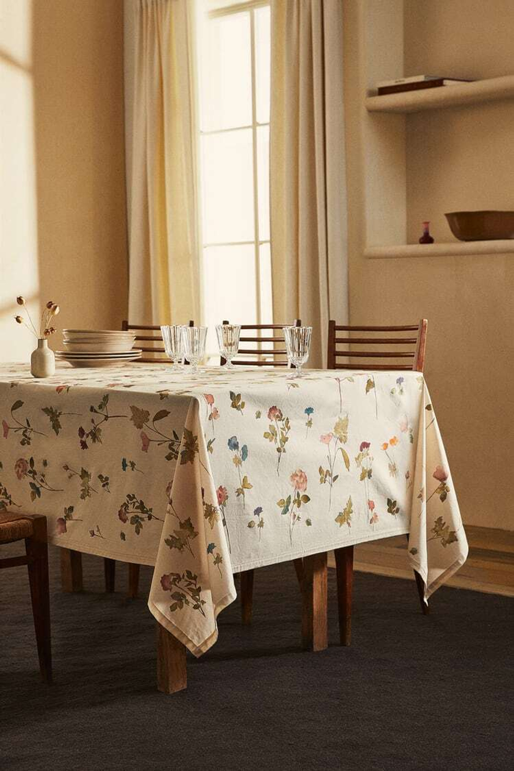 ZARA HOME ХЛОПЧАТОБУМАЖНАЯ СКАТЕРТЬ С ЦВЕТОЧНЫМ ПРИНТОМ, ЗЕЛЕНЫЙ