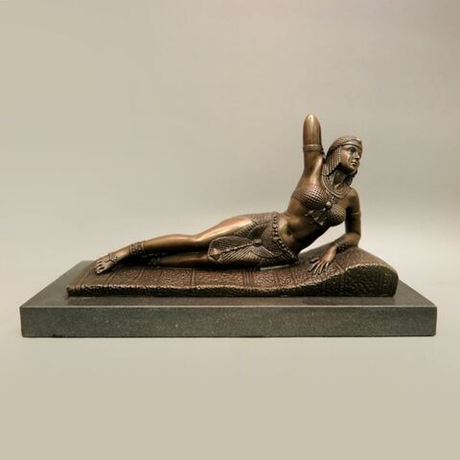 Винтаж: Бронзовая скульптура «Лежащая Клеопатра»