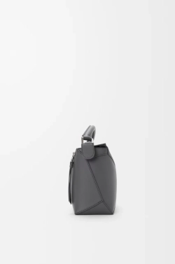 Loewe Маленькая сумка Puzzle Edge из классической телячьей кожи, темно-серый