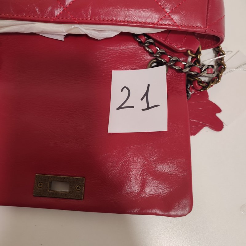 KELLY S красная - помята кожа на внутренней стороне крышки 21